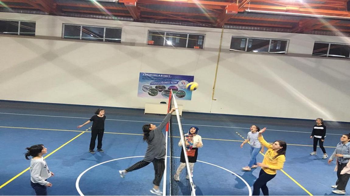 8.Sınıf Kız Öğrenciler ile Motivasyon Amacıyla Voleybol Maçı Düzenlenmiştir