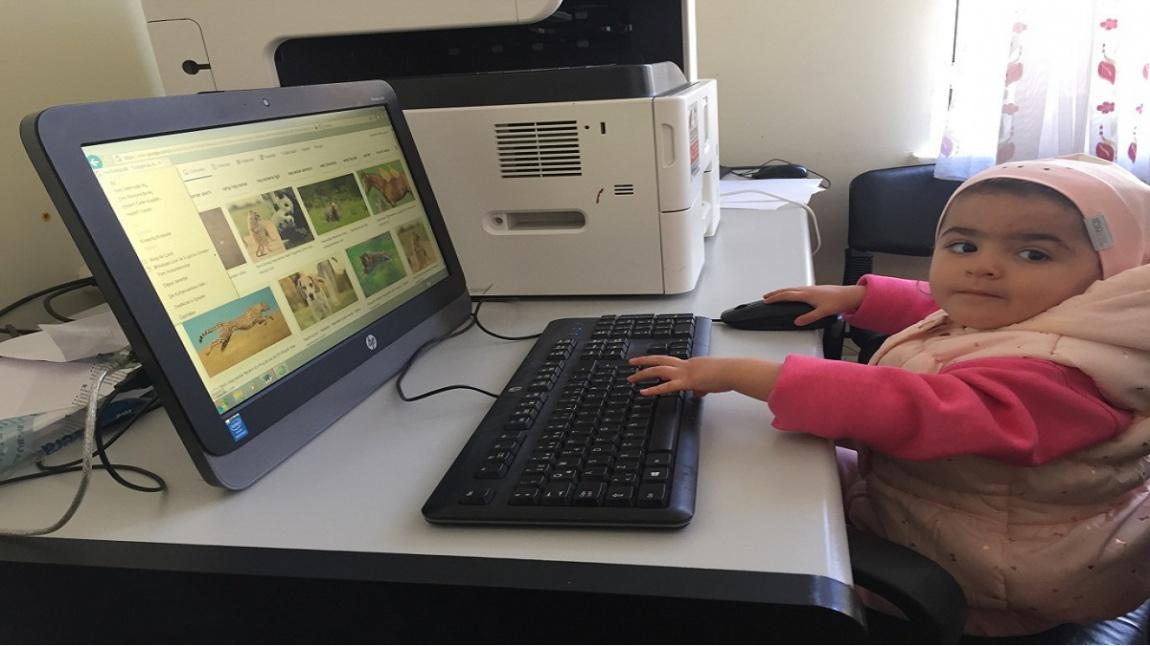 Okulumuzun Bilgisayar Kullanmayı Bilen Küçük Misafiri